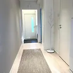 Helmi Villa, Keskellae Sauna Ilmainen Pysaekoeinti Wi-fi 75 Smarttv Omapiha Apartment *